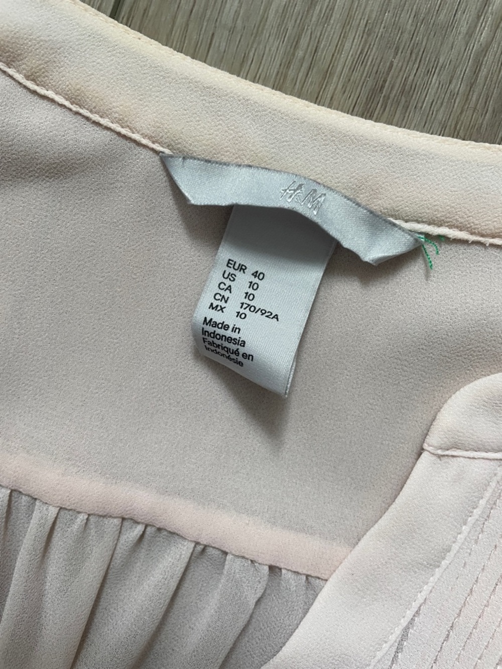 H&M Pale Blush Pintuck V-Neck Blouse - Picture 2 of 3